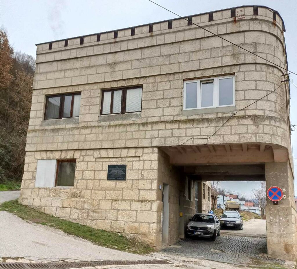 Зграда гдје су некада били заточени политички неистомишљеници