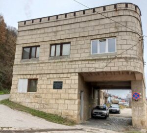 Зграда гдје су некада били заточени политички неистомишљеници